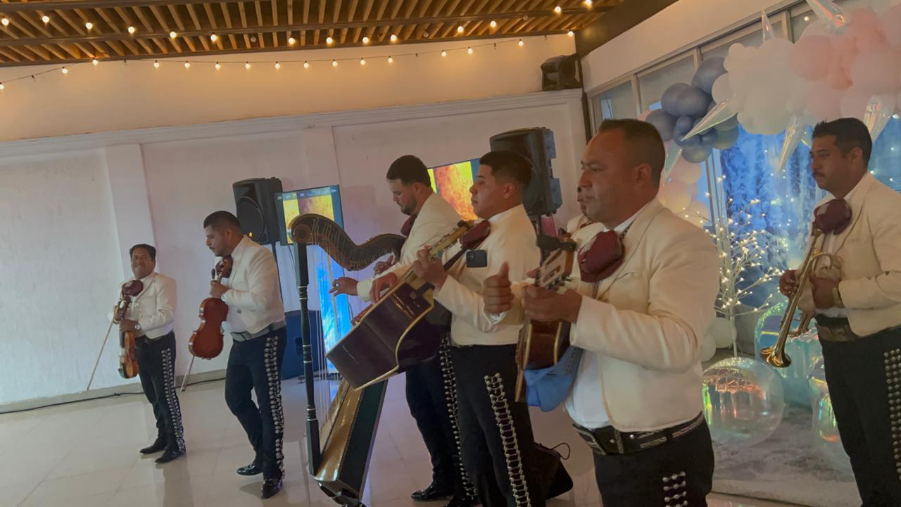 Mariachi Los Garcías en presentación